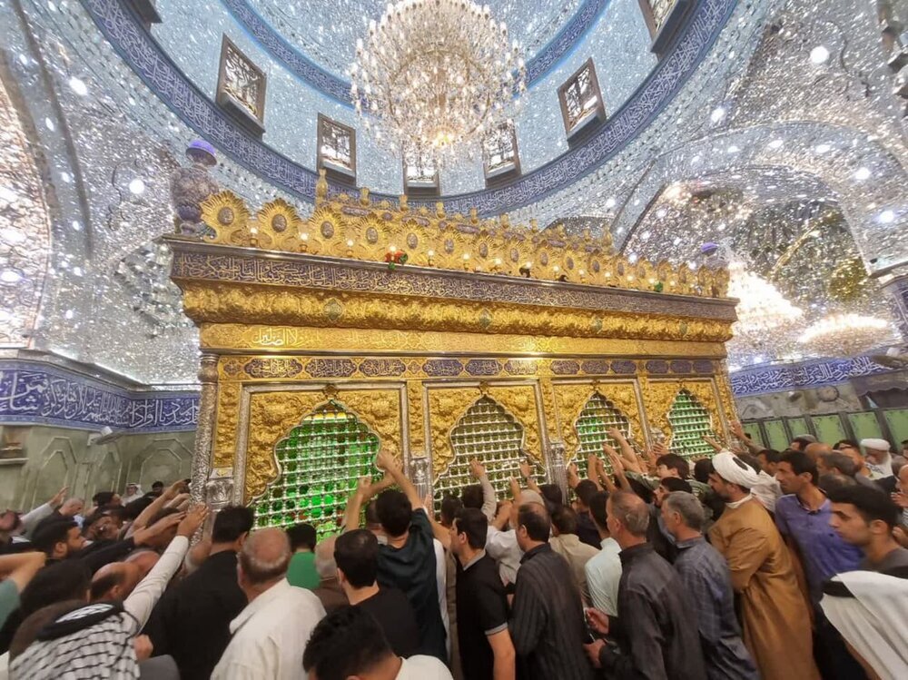 "El ambiente en el santuario de Hazrat Abbas (P) durante la conmemoración del martirio del Imam Sadiq (P)"