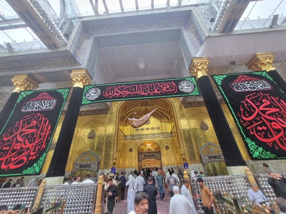 "El ambiente en el santuario de Hazrat Abbas (P) durante la conmemoración del martirio del Imam Sadiq (P)"