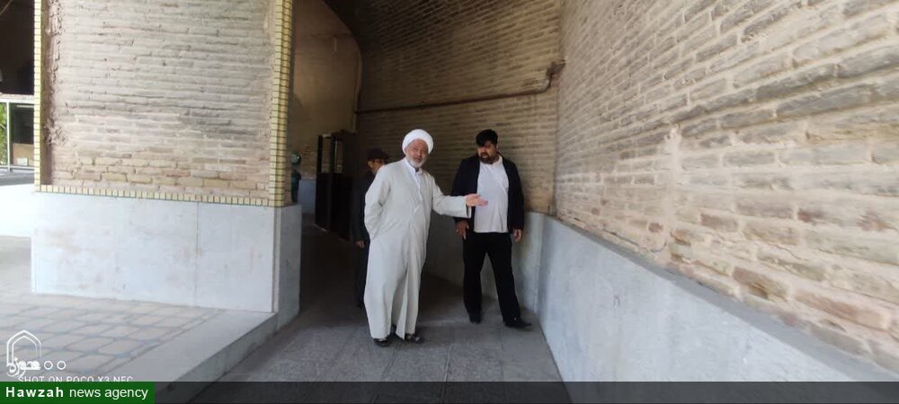 بازدید معاون اداری مالی حوزه علمیه استان اصفهان از مدرسه علمیه صدر بازار