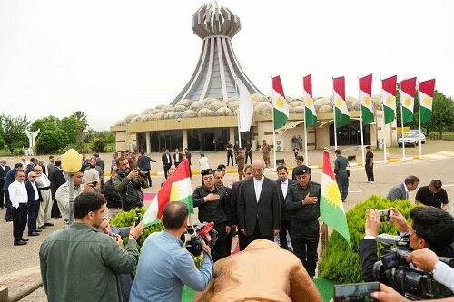 استاندار کرمانشاه به شهدای بمباران شیمیایی حلبچه ادای احترام کرد+ عکس