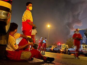 تصاویری از عملیات شب گذشته امدادگران هلال احمر در محل حادثه بندر شهید رجایی