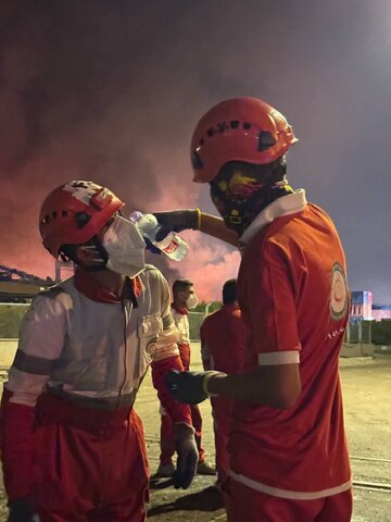 تصاوير/ عمليات شب گذشته امدادگران هلال احمر در محل حادثه بندر شهيد رجايى