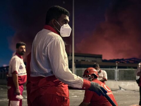 تصاوير/ عمليات شب گذشته امدادگران هلال احمر در محل حادثه بندر شهيد رجايى