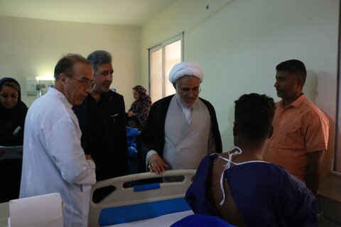 تصاویر/ بازدید نماینده ولی‌فقیه در هرمزگان از بندر شهید رجایی و حضور بر بالین مجروحان حادثه اسکله شهید رجایی