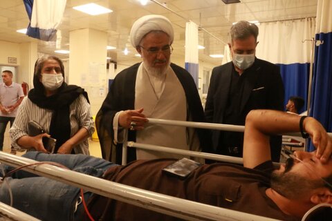 تصاویر/ بازدید نماینده ولی‌فقیه در هرمزگان از بندر شهید رجایی و حضور بر بالین مجروحان حادثه اسکله شهید رجایی