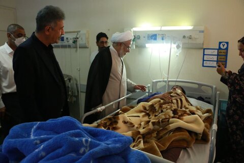 تصاویر/ بازدید نماینده ولی‌فقیه در هرمزگان از بندر شهید رجایی و حضور بر بالین مجروحان حادثه اسکله شهید رجایی