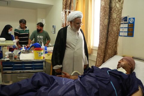 تصاویر/ بازدید نماینده ولی‌فقیه در هرمزگان از بندر شهید رجایی و حضور بر بالین مجروحان حادثه اسکله شهید رجایی