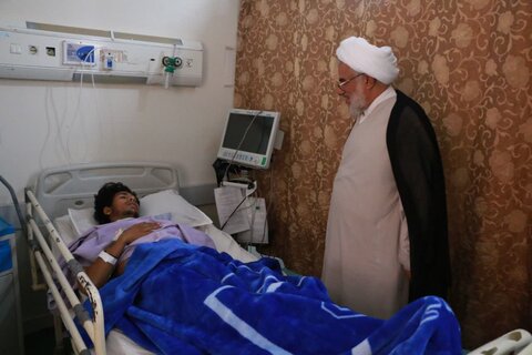 تصاویر/ بازدید نماینده ولی‌فقیه در هرمزگان از بندر شهید رجایی و حضور بر بالین مجروحان حادثه اسکله شهید رجایی