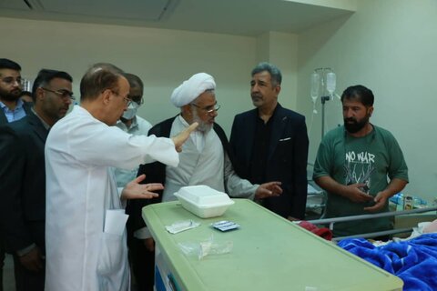 تصاویر/ بازدید نماینده ولی‌فقیه در هرمزگان از بندر شهید رجایی و حضور بر بالین مجروحان حادثه اسکله شهید رجایی