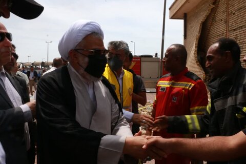 تصاویر/ بازدید نماینده ولی‌فقیه در هرمزگان از بندر شهید رجایی و حضور بر بالین مجروحان حادثه اسکله شهید رجایی