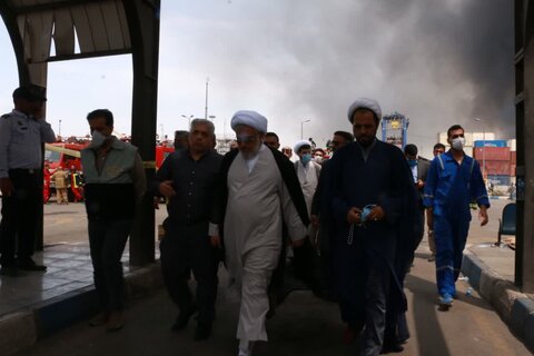 تصاویر/ بازدید نماینده ولی‌فقیه در هرمزگان از بندر شهید رجایی و حضور بر بالین مجروحان حادثه اسکله شهید رجایی
