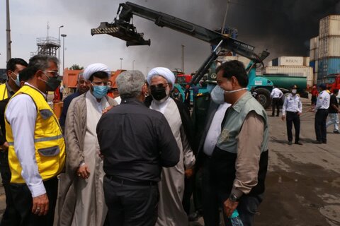 تصاویر/ بازدید نماینده ولی‌فقیه در هرمزگان از بندر شهید رجایی و حضور بر بالین مجروحان حادثه اسکله شهید رجایی