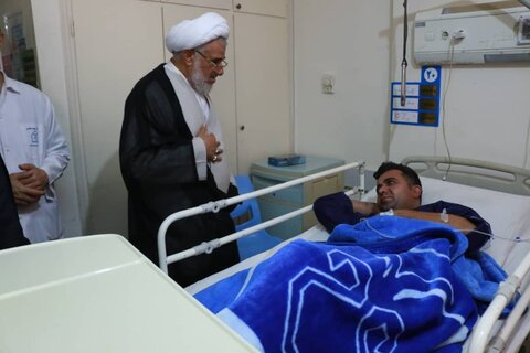 تصاویر/ بازدید نماینده ولی‌فقیه در هرمزگان از بندر شهید رجایی و حضور بر بالین مجروحان حادثه اسکله شهید رجایی