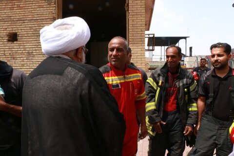 تصاویر/ بازدید نماینده ولی‌فقیه در هرمزگان از بندر شهید رجایی و حضور بر بالین مجروحان حادثه اسکله شهید رجایی