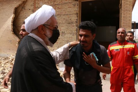 تصاویر/ بازدید نماینده ولی‌فقیه در هرمزگان از بندر شهید رجایی و حضور بر بالین مجروحان حادثه اسکله شهید رجایی