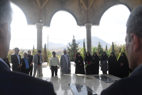 تصاویر| ادای احترام امام جمعه و مسولان سروستان از شهدای خدمت و شهدای دفاع مقدس