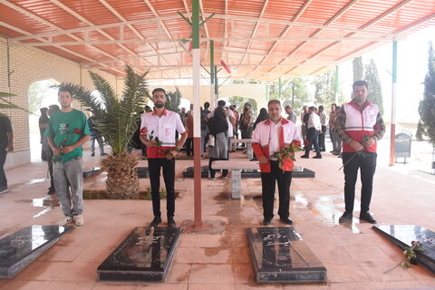 تصاویر| ادای احترام امام جمعه و مسولان سروستان از شهدای خدمت و شهدای دفاع مقدس