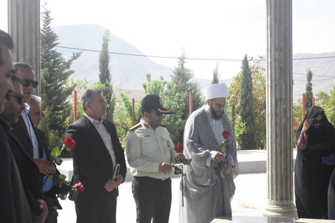 تصاویر| ادای احترام امام جمعه و مسولان سروستان از شهدای خدمت و شهدای دفاع مقدس