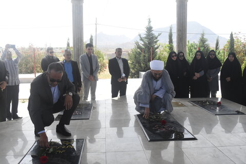 تصاویر| ادای احترام امام جمعه و مسولان سروستان از شهدای خدمت و شهدای دفاع مقدس