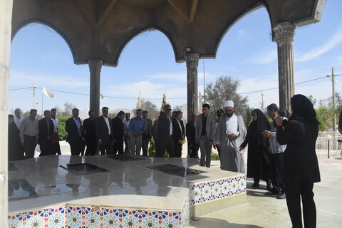 تصاویر| ادای احترام امام جمعه و مسولان سروستان از شهدای خدمت و شهدای دفاع مقدس