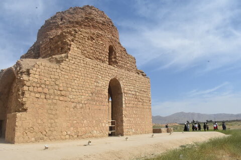 تصاویر| بازدید امام جمعه و فرماندار سروستان از کاخ تاریخی ساسان