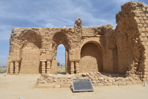 تصاویر| بازدید امام جمعه و فرماندار سروستان از کاخ تاریخی ساسان