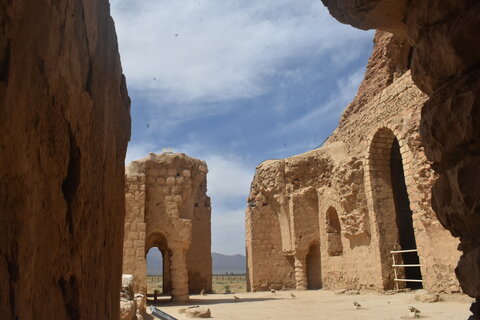 تصاویر| بازدید امام جمعه و فرماندار سروستان از کاخ تاریخی ساسان