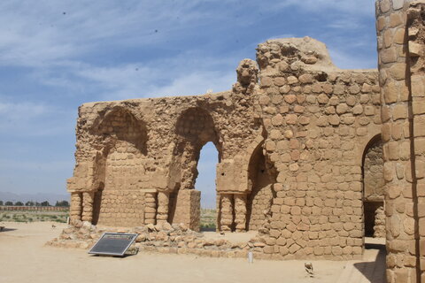 تصاویر| بازدید امام جمعه و فرماندار سروستان از کاخ تاریخی ساسان