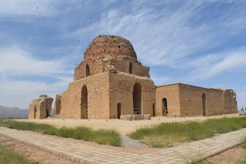 تصاویر| بازدید امام جمعه و فرماندار سروستان از کاخ تاریخی ساسان