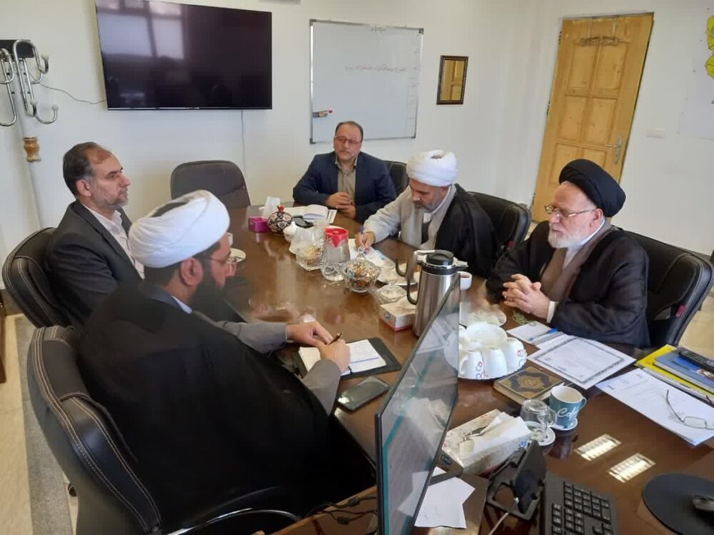 نشست دبیر قرارگاه جهادی پیامبر اعظم با نمایندگی ولی فقیه در هلال احمر قم