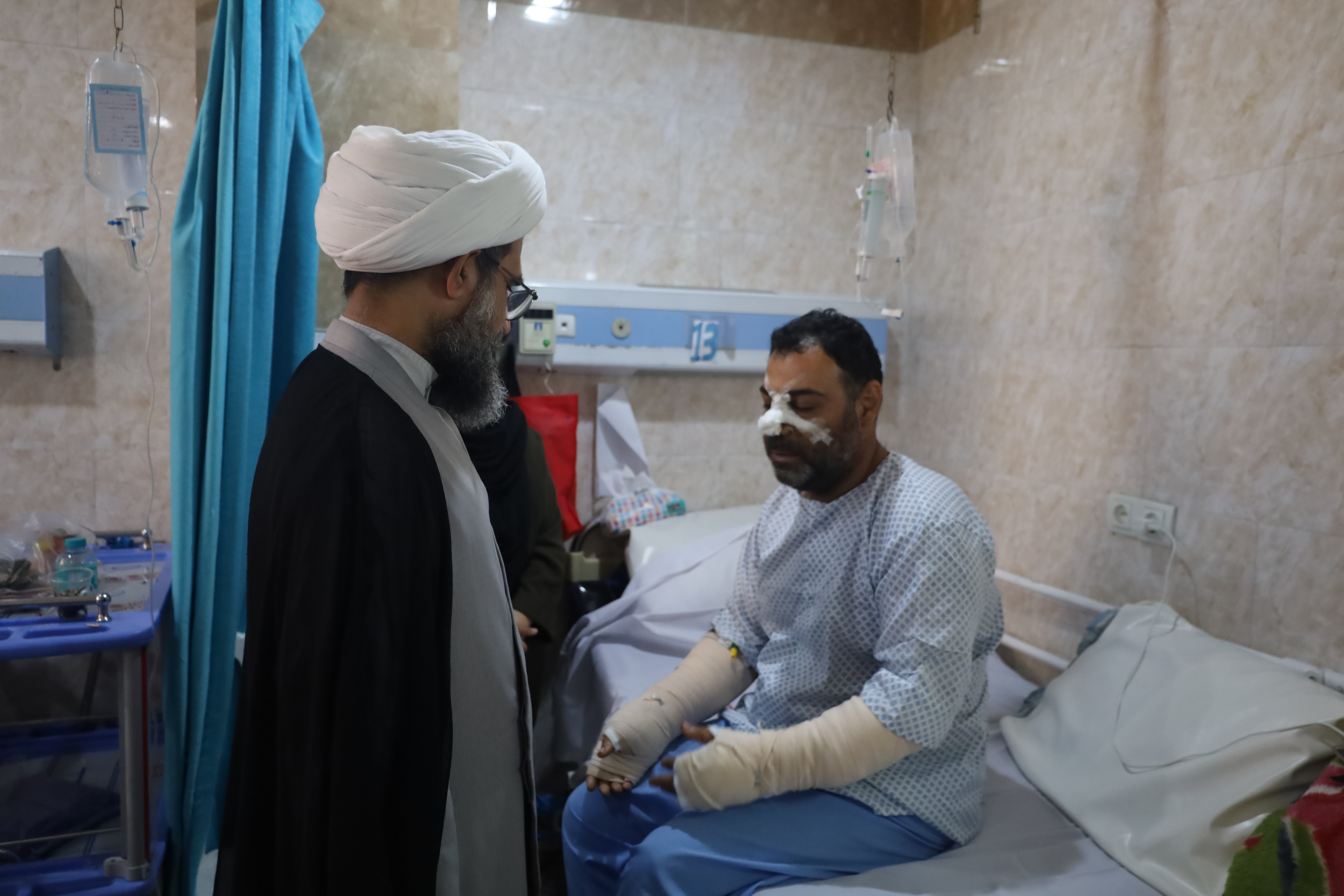 عیادت مدیر حوزه علمیه استان هرمزگان از مجروحان حادثه بندر شهید رجایی