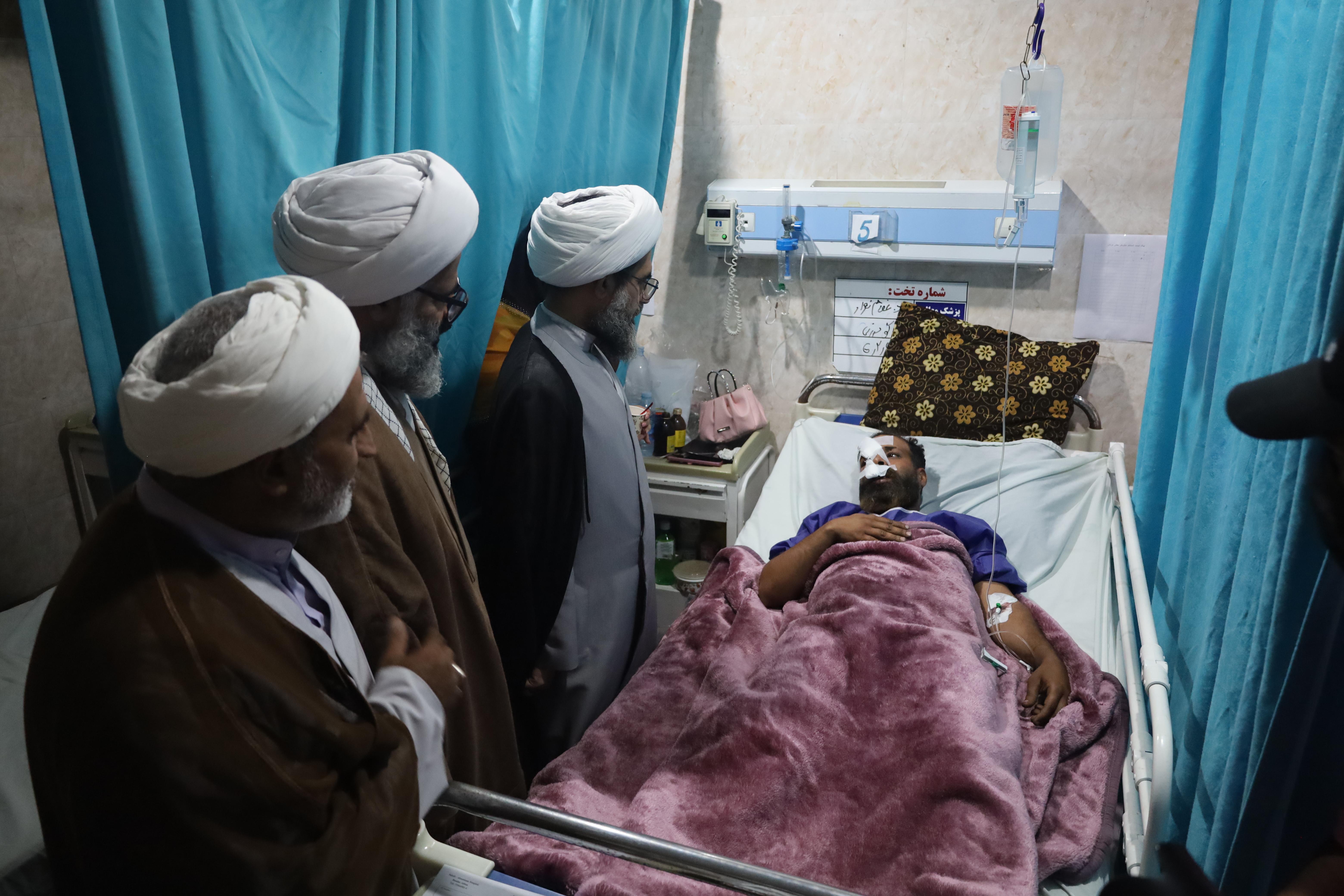 عیادت مدیر حوزه علمیه استان هرمزگان از مجروحان حادثه بندر شهید رجایی