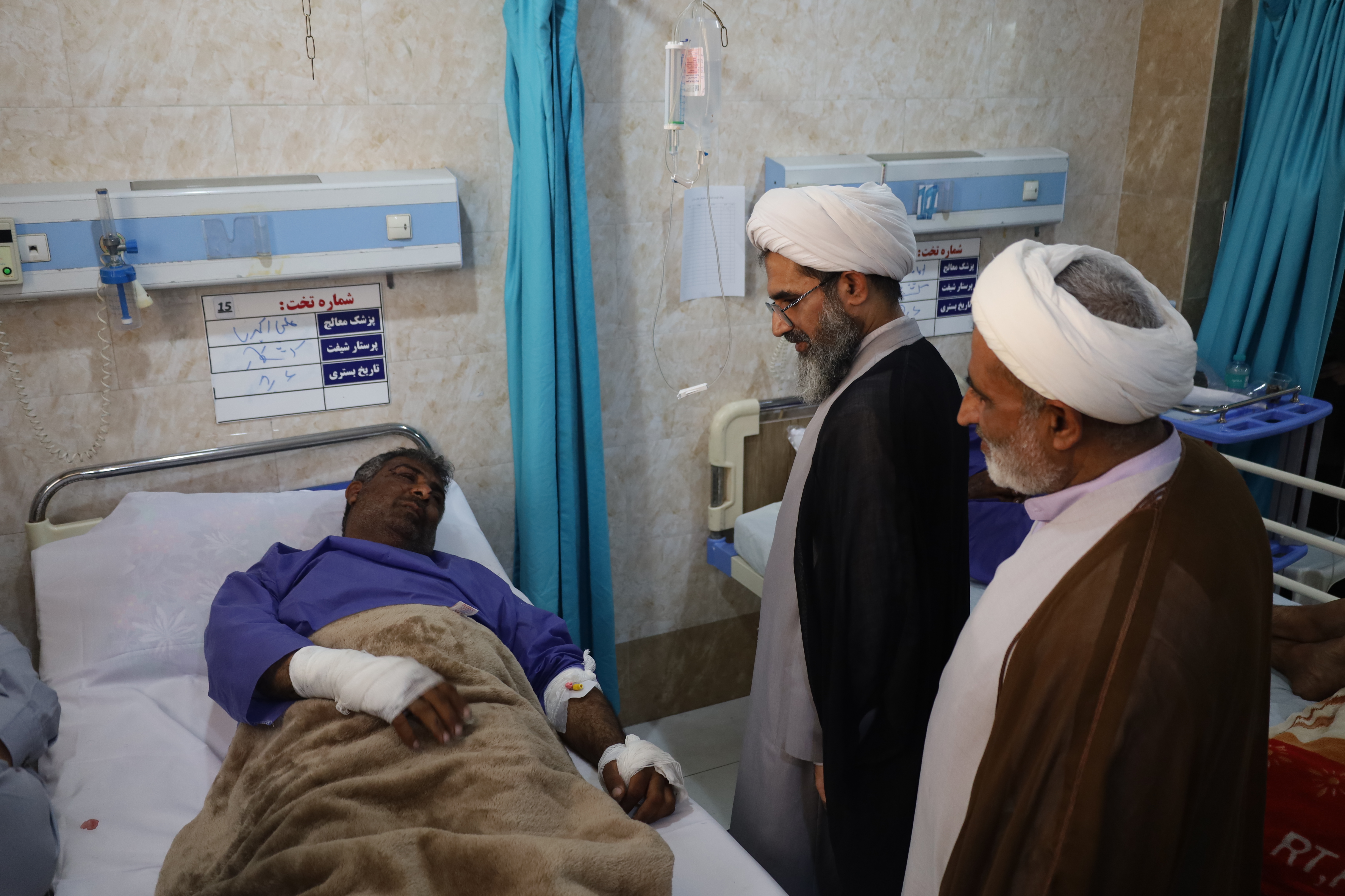 عیادت مدیر حوزه علمیه استان هرمزگان از مجروحان حادثه بندر شهید رجایی