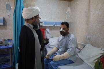 تصاویر/ عیادت مدیر حوزه علمیه استان هرمزگان از مجروحان حادثه بندر شهید رجایی            