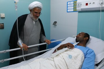 فیلم | نماینده ولی فقیه در هرمزگان از مصدومان حادثه بندر شهید رجایی عیادت کرد