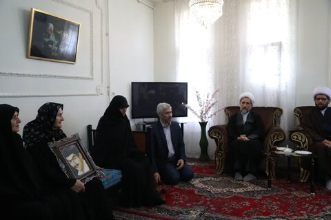 تصاویر/ دیدار امام جمعه قزوین با خانواده مرحوم آیت الله موسوی شالی