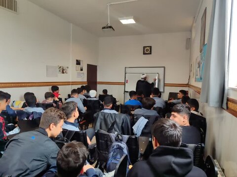 تصاویر/ حضور کارگروه جذب مدرسه علمیه امام صادق (ع) قروه در مدرسه راهنمایی صدرا