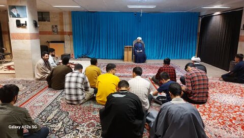 تصاویر/ جلسه هفتگی تفسیر قرآن کریم در مدرسه علمیه قروه