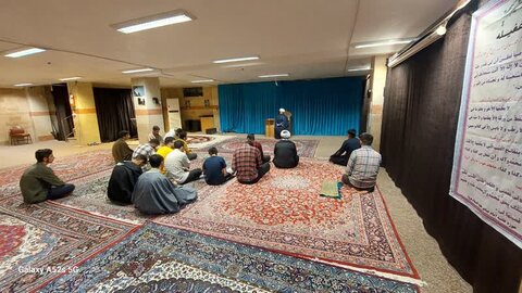 تصاویر/ جلسه هفتگی تفسیر قرآن کریم در مدرسه علمیه قروه