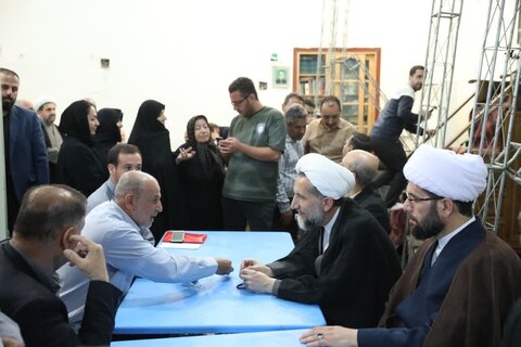 تصاویر / گفتگوی نماینده ولی فقیه در استان قزوین با اقشار مختلف مردم شهرستان تاکستان