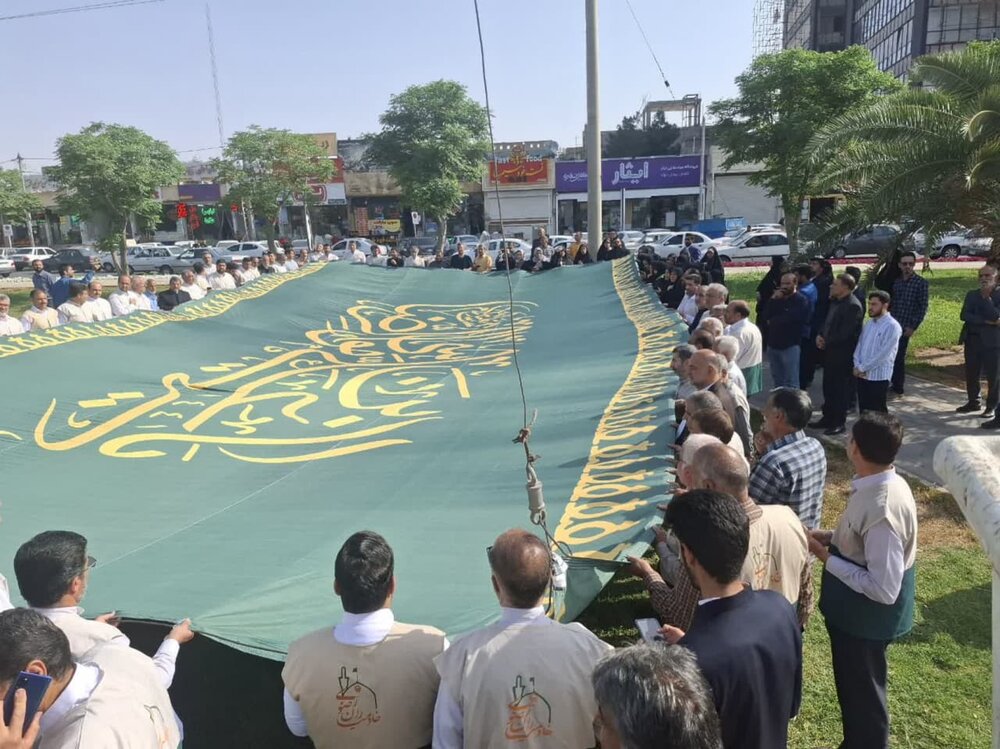 اهتزار پرچم رضوی برای نخستین‌بار در میدان جهاد کاشان