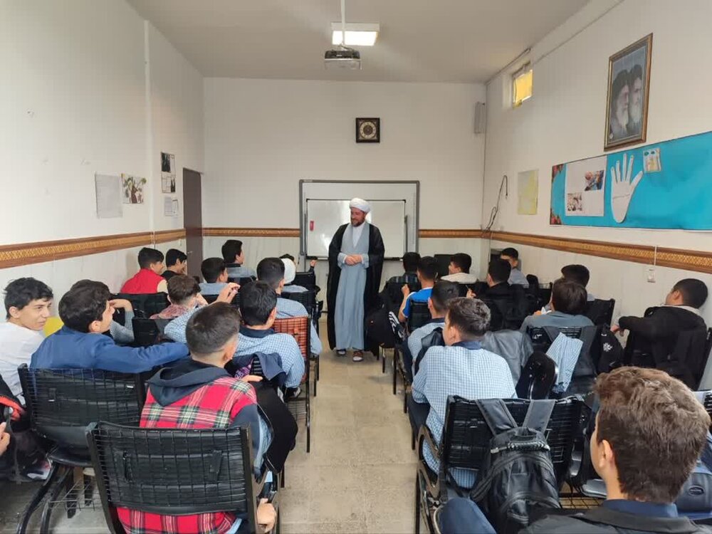 تصاویر/ حضور کارگروه جذب مدرسه علمیه امام صادق (ع) قروه در مدرسه راهنمایی صدرا