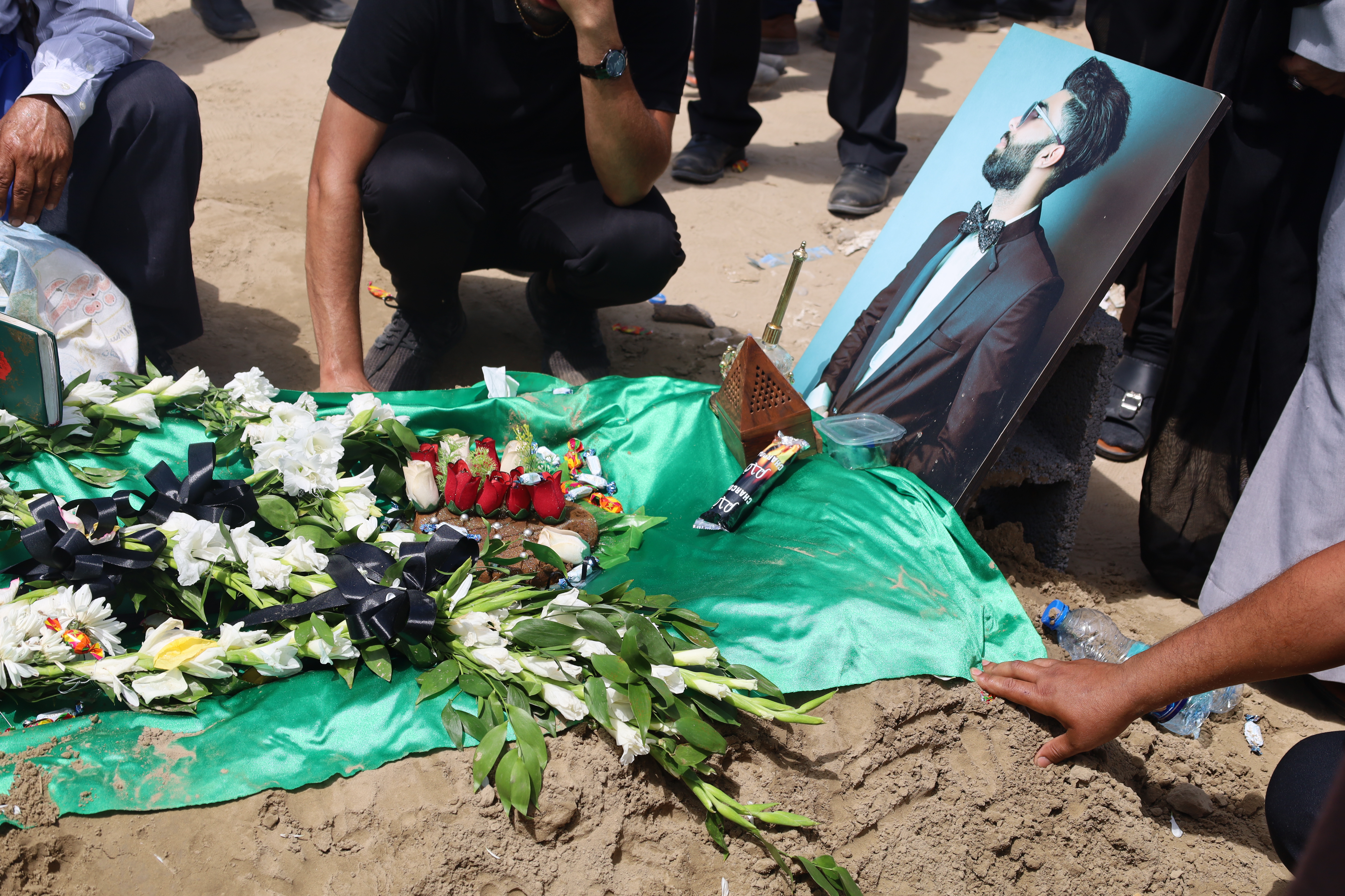 حضور مدیر حوزه علمیه هرمزگان در مراسم تشییع یکی از جانباختگان حادثه بندر شهید رجایی