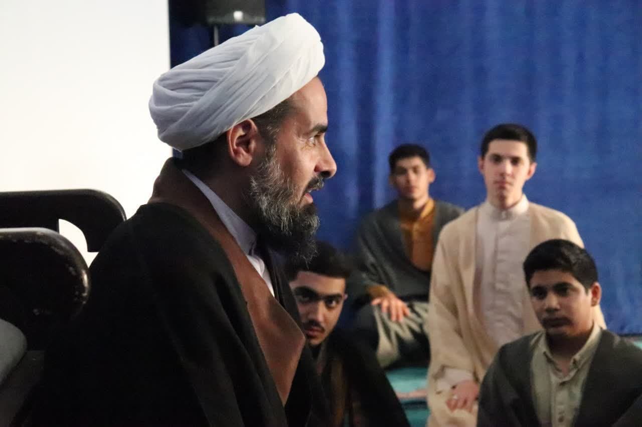 تصاویر/ جلسه اخلاق طلاب مدرسه علمیه امام خامنه‌ای ارومیه