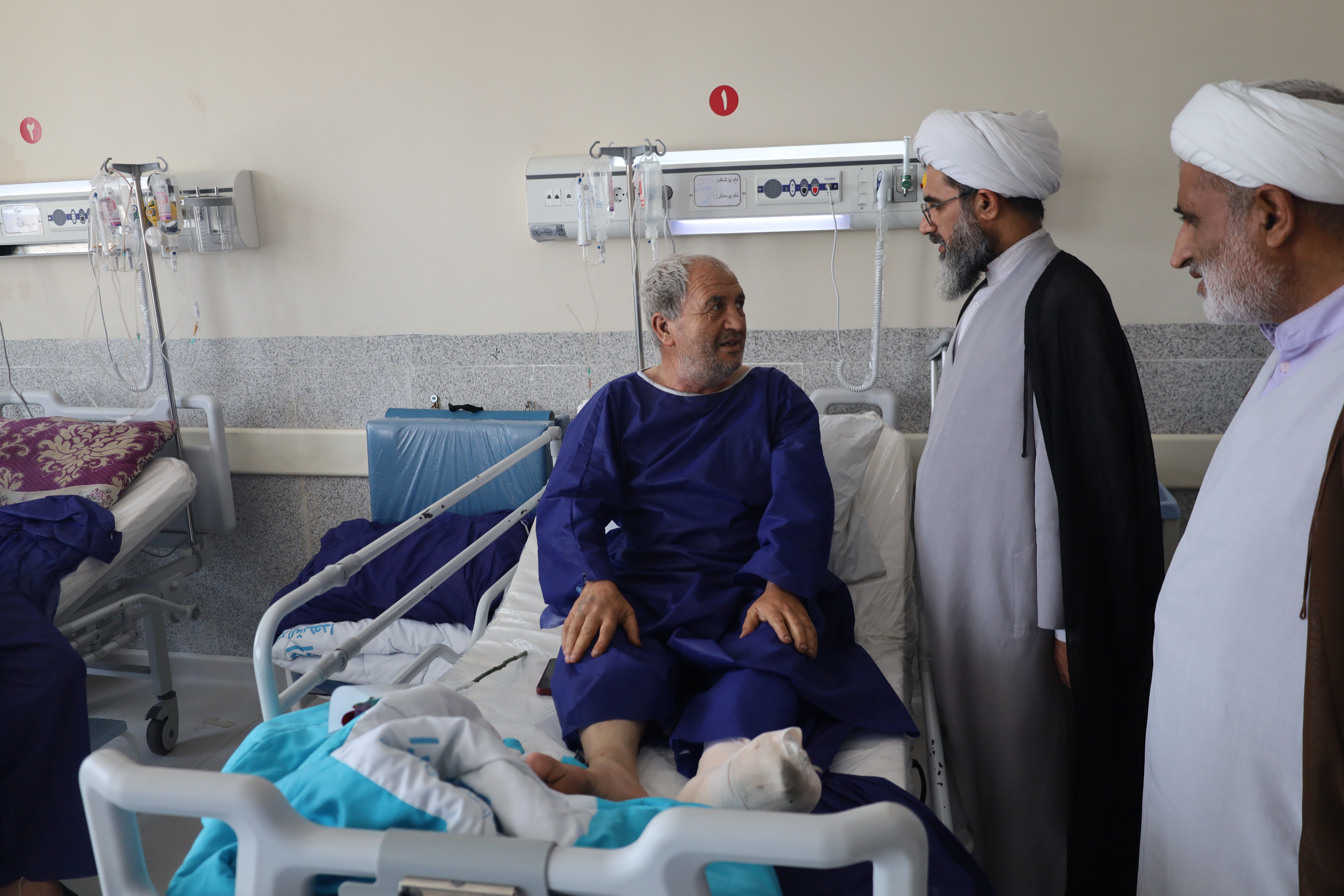 ابلاغ پیام آیت الله اعرافی به آسیب دیدگان حادثه بندر شهید رجایی توسط مدیر حوزه علمیه استان هرمزگان