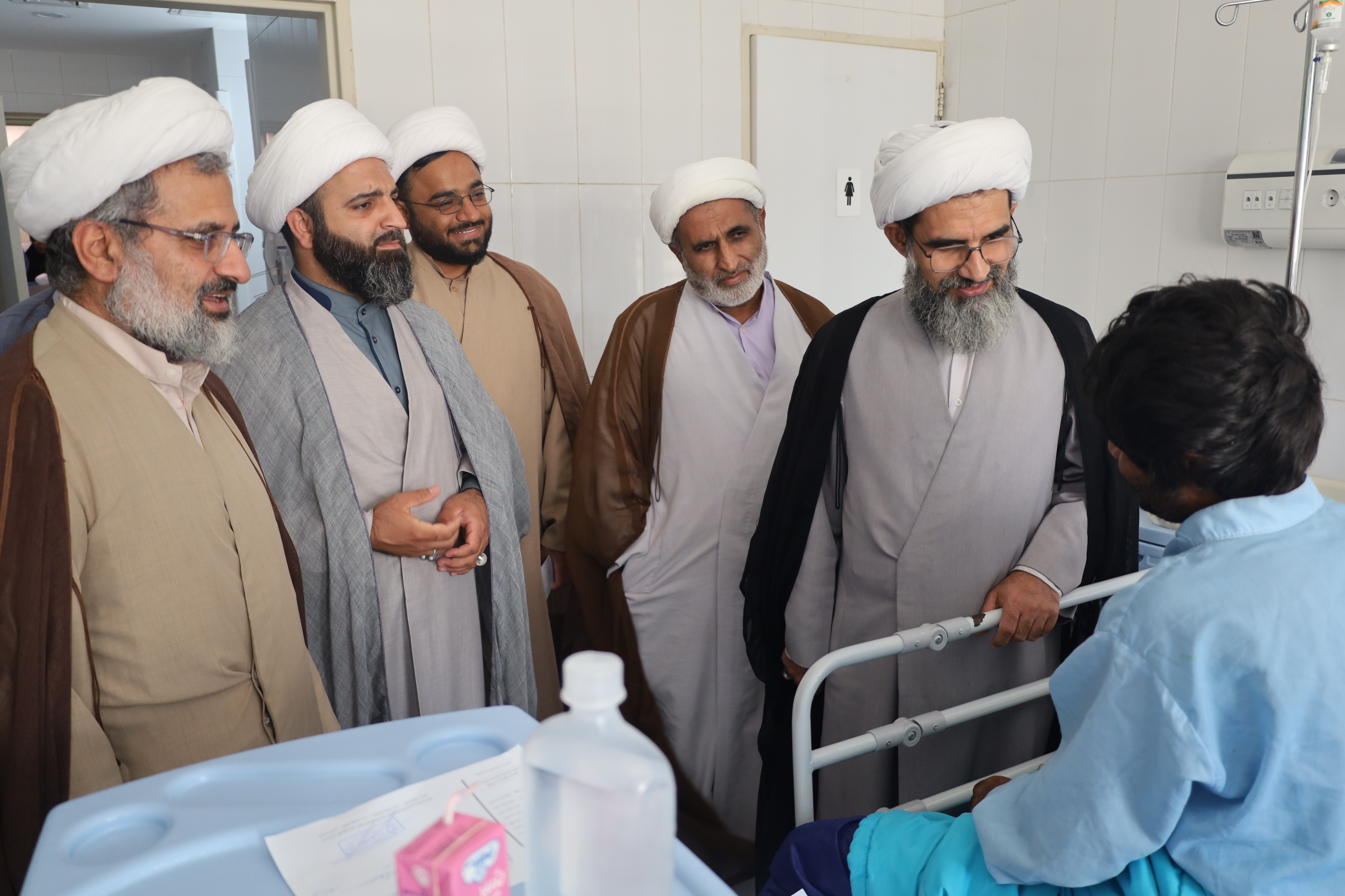 ابلاغ پیام آیت الله اعرافی به آسیب دیدگان حادثه بندر شهید رجایی توسط مدیر حوزه علمیه استان هرمزگان