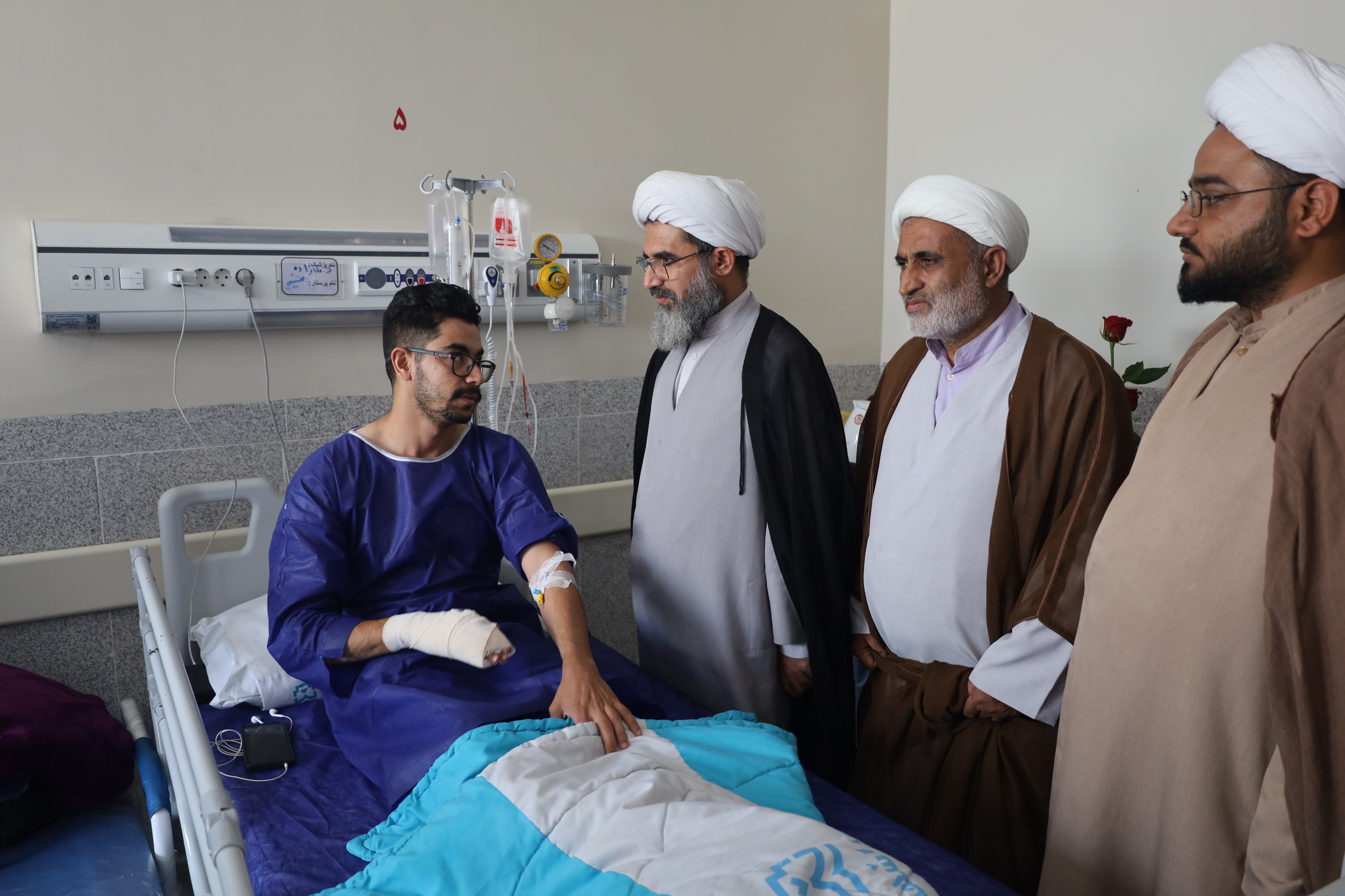 ابلاغ پیام آیت الله اعرافی به آسیب دیدگان حادثه بندر شهید رجایی توسط مدیر حوزه علمیه استان هرمزگان