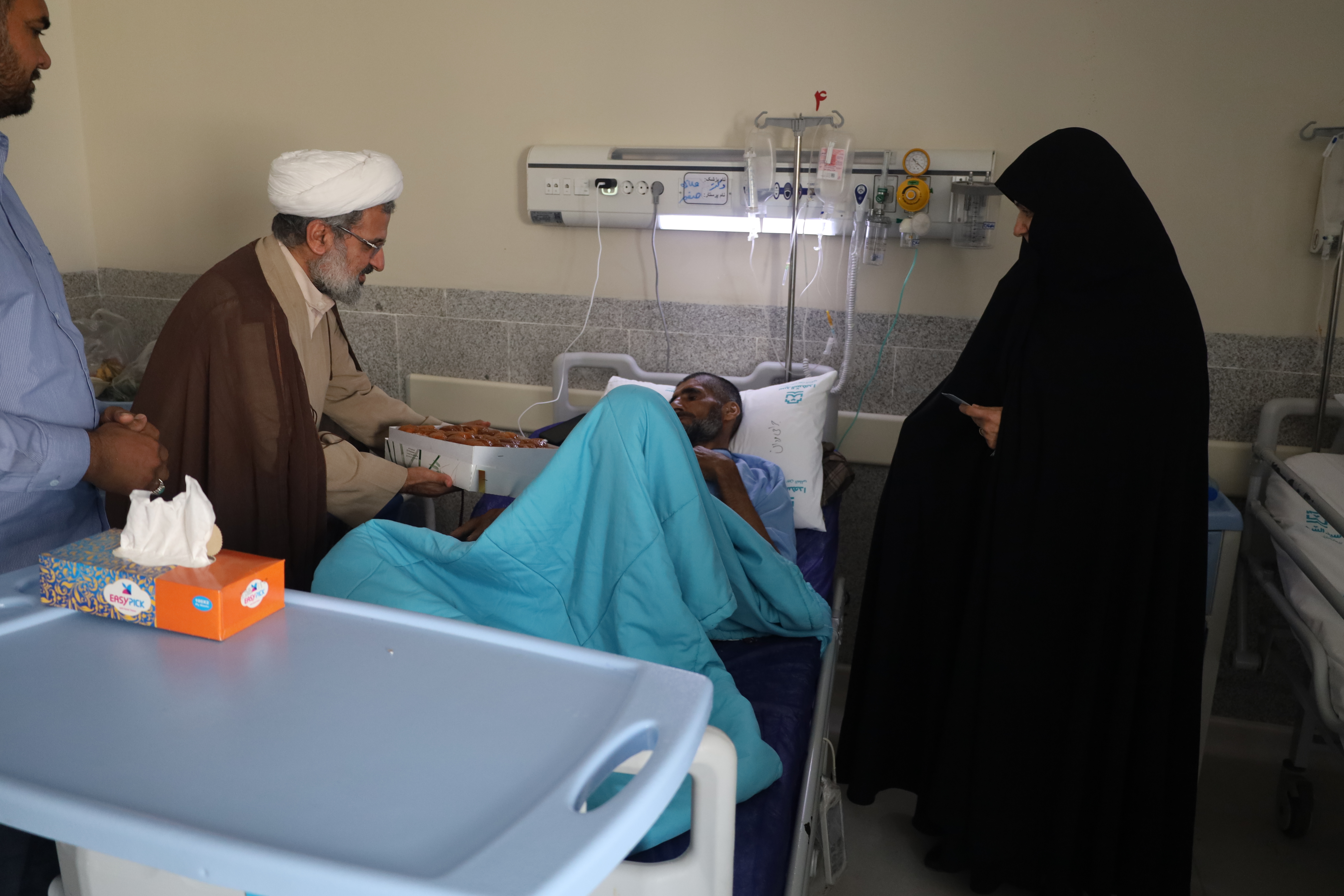 ابلاغ پیام آیت الله اعرافی به آسیب دیدگان حادثه بندر شهید رجایی توسط مدیر حوزه علمیه استان هرمزگان