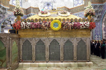 تصاویر/ گل آرایی ضریح حرم حضرت معصومه(س) به مناسبت میلاد بانوی کرامت