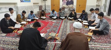 تصاویر/ گوشه‌ای از فعالیت‌های قرآنی تهذیبی طلاب مدرسه ولیعصر(عج) بروجرد